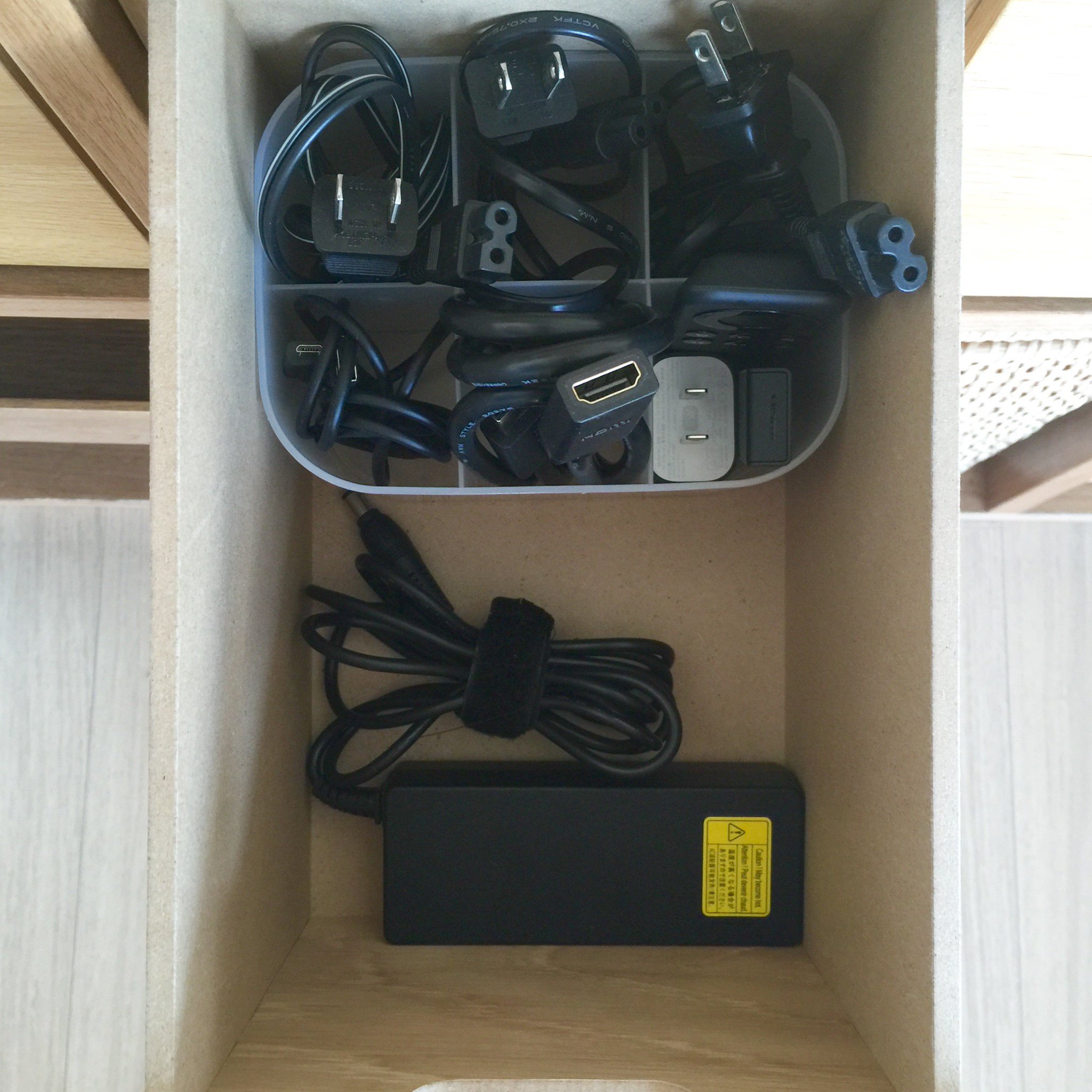 Gomarimomo Twitterren スタッキングシェルフ 引き出しの中身シリーズ ケーブル類をppメイクボックス仕切りつきに ゴチャつかないから便利です 無印良品 収納 整理整頓 断捨離 片付け