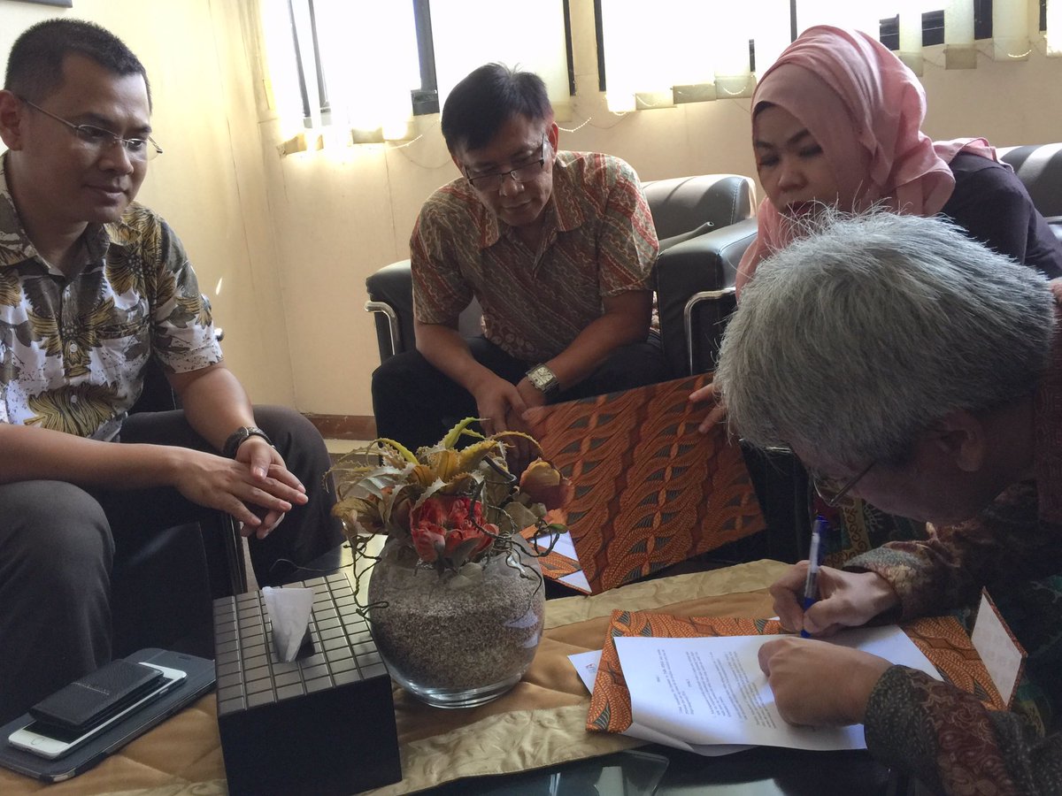 Penandatanganan nota kesepahaman antara #IAITBJabar dan <a href="/pikiran_rakyat/">Pikiran Rakyat</a>