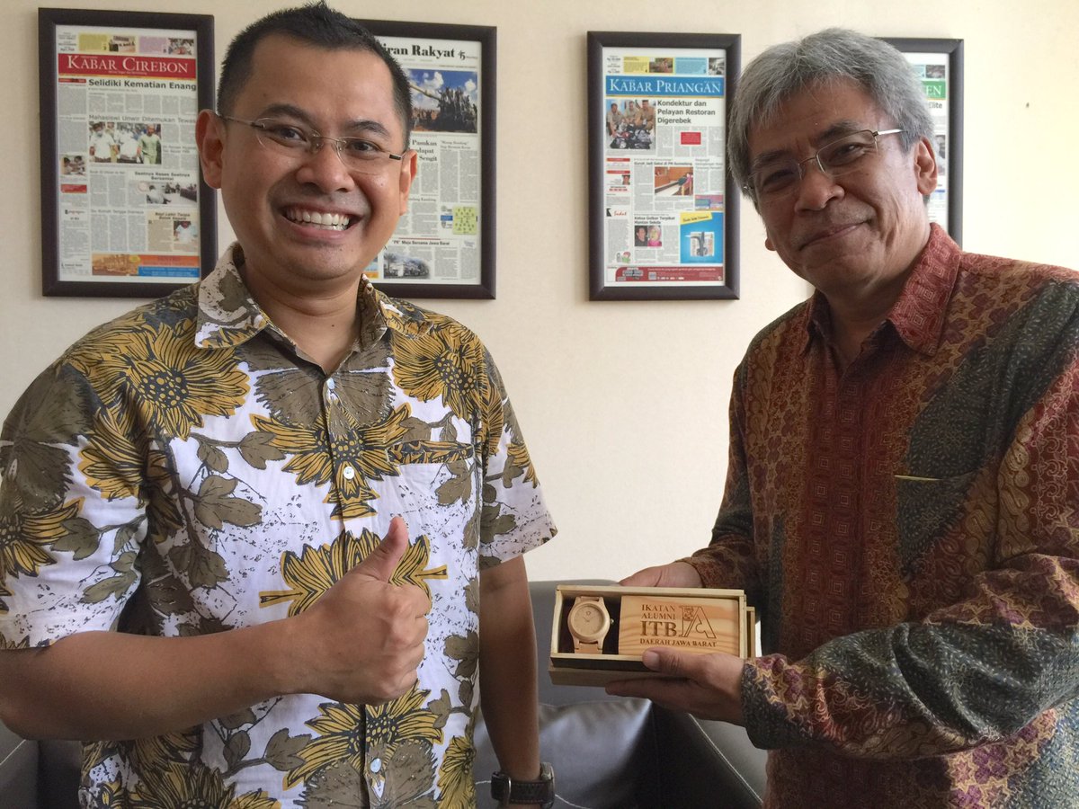 Pemberian #cinderamata dari #iaitbjabar kepada Dirut <a href="/pikiran_rakyat/">Pikiran Rakyat</a> #pikiranrakyat #mou #notakesepakatan