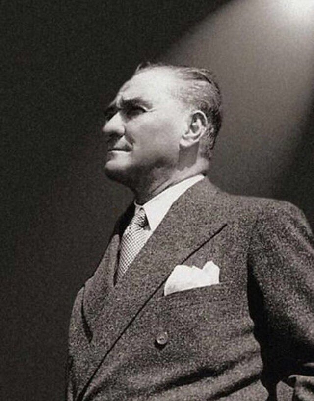Bu toprakların en büyük devrimcisi Mustafa Kemal Atatürk'ü ve arkadaşlarını sevgi, minnet ve özlemle anıyoruz.