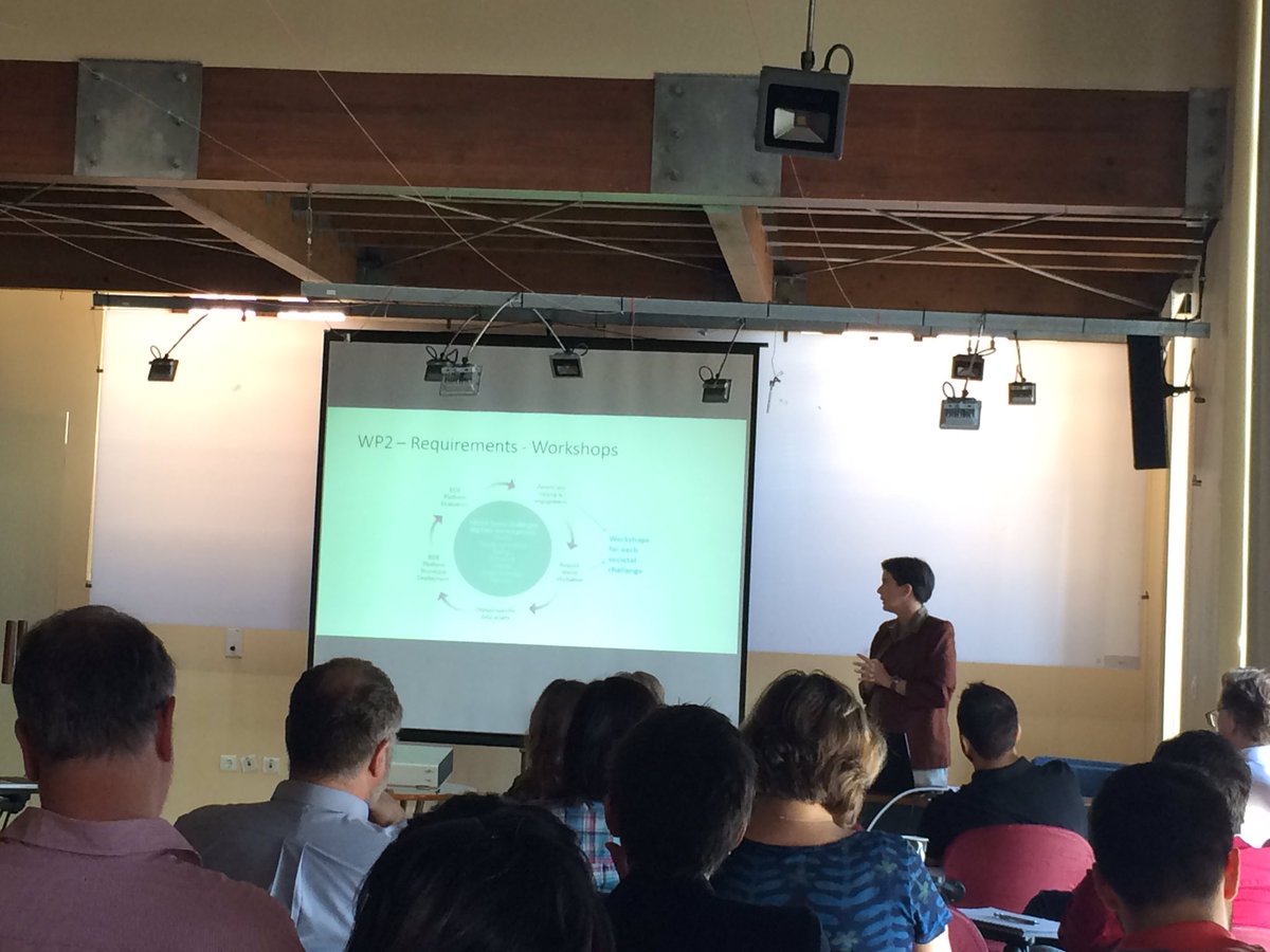 maritina155's tweet image. @valeriapesce from @FAOKnowledge presenting @BigData_Europe project at #openharvest16 !!