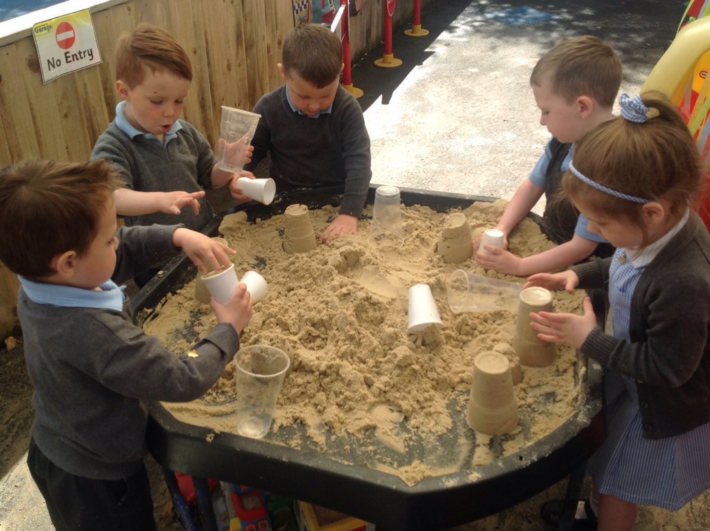 DosbarthSerenYM's tweet photo. Making mawr (big) and bach (small) castell tywod (sand castles) #measuringmaths #hwyl https://t.co/qu2cC3GQh8