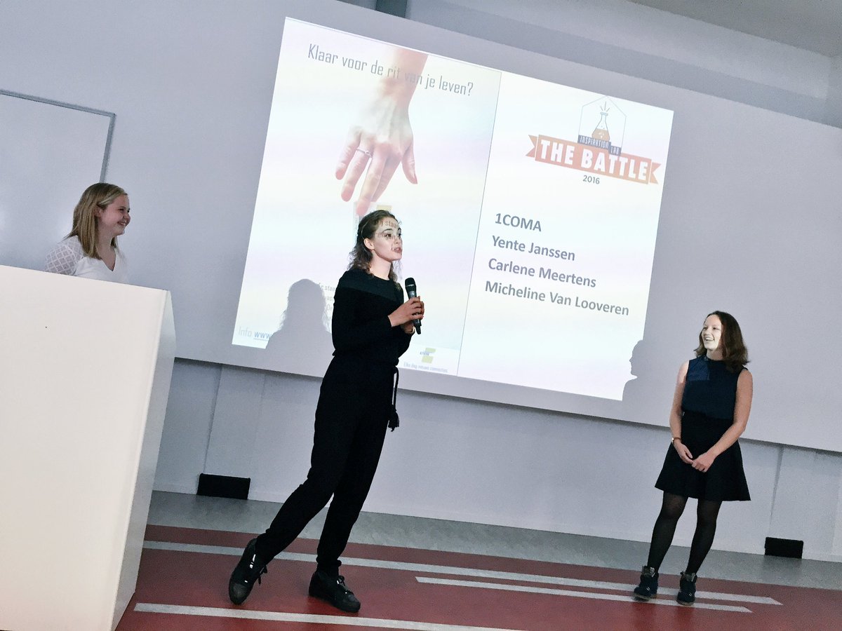 Geert_VdE's tweet photo. Studenten van Inspiration Lab verdedigen hun advertentie voor volle aula. Knap! @MoreMedia_COM in actie. https://t.co/DL0bPrx7WL