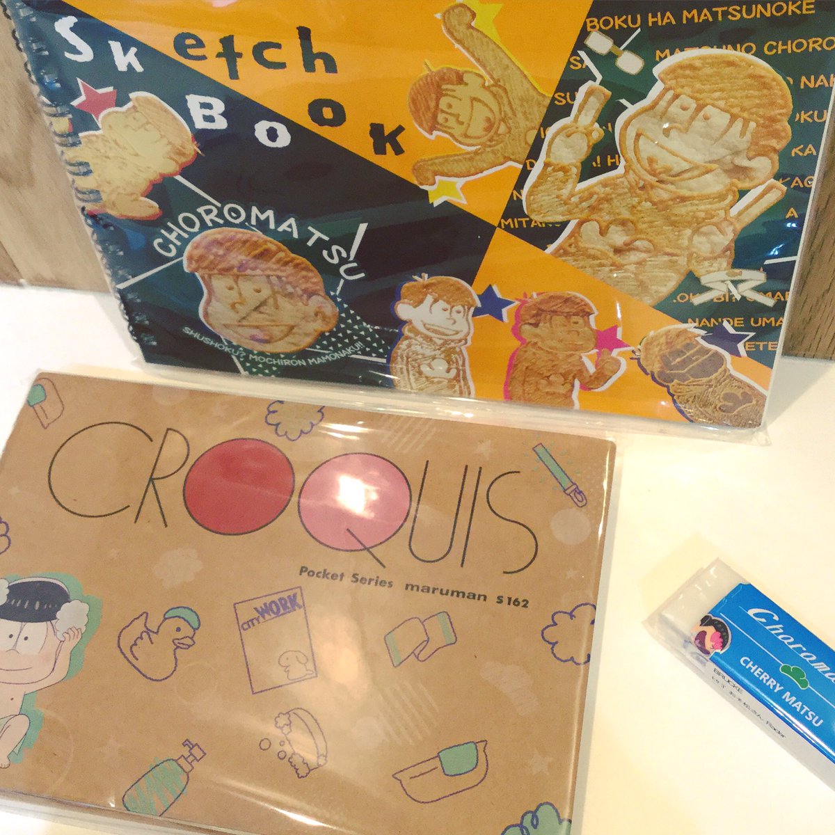 Brucke ブリュッケ 大阪市西区新町 アニメ おそ松さん コラボ商品 図案スケッチブック ポケットクロッキー帳 Radar消しゴム入荷しました O スケッチブックやクロッキー帳は 持ち運びやすいサイズ感 裏面にもキャラクターのイラストが