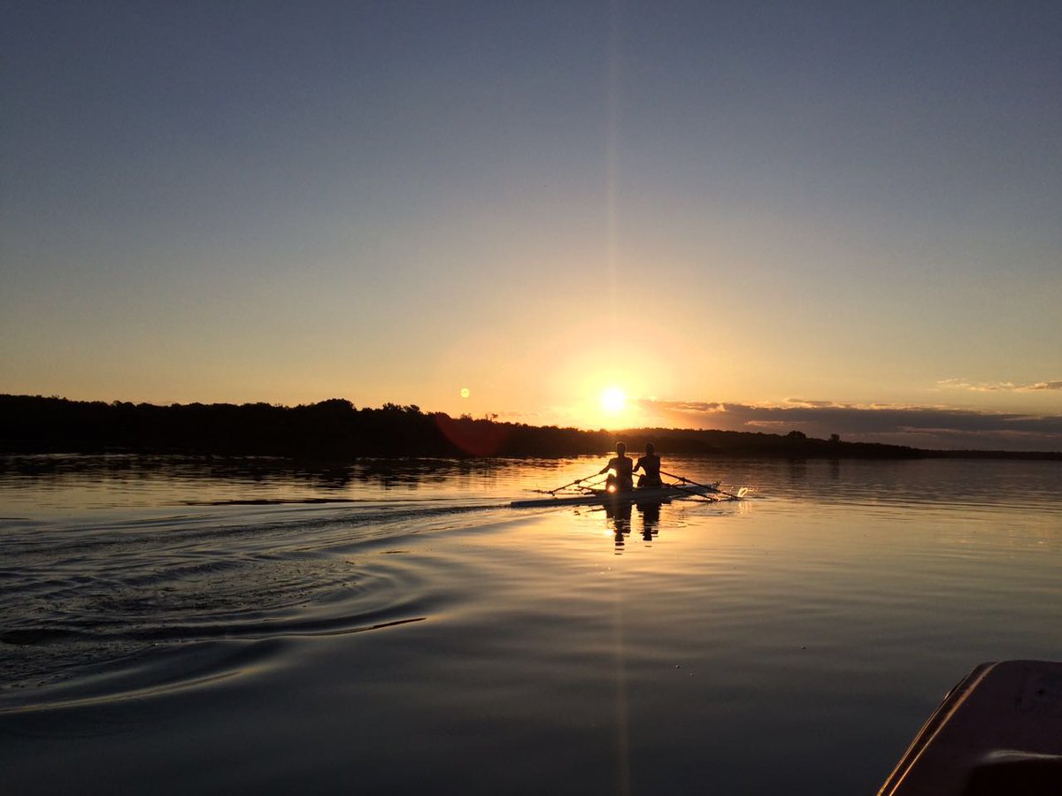 KingEdVIISchool's tweet photo. #RedRowing @KingEdVIISchool #RedMachine hard at work at RoodeplaatDam this week #photocredit @edgoodier #redbliss https://t.co/lRJRAA8HFo