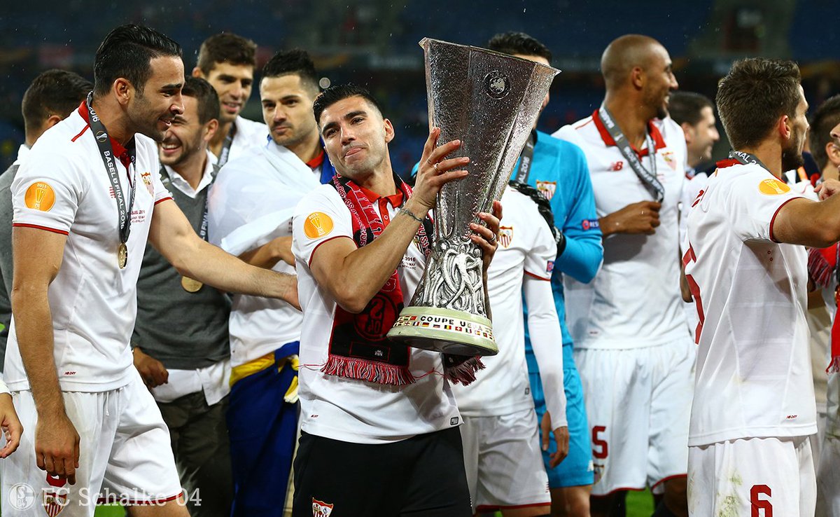 El último ganador alemán y el actual vencedor de la #UEL, en una misma bufanda. ¡Enhorabuena, <a href="/SevillaFC/">Sevilla Fútbol Club</a>! #S04