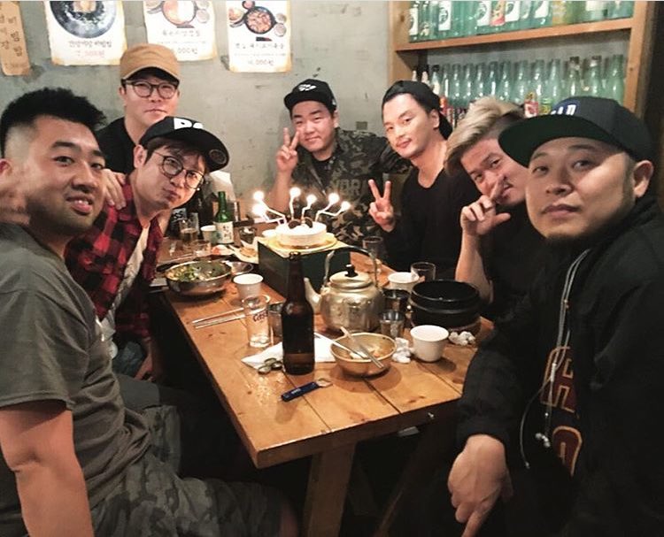 b_i_tim's tweet photo. DEE.Pお誕生日おめでとう🎂
#YGPD
#誰が主役かわかりにくい写真わろたw https://t.co/IIRpYhWwGu