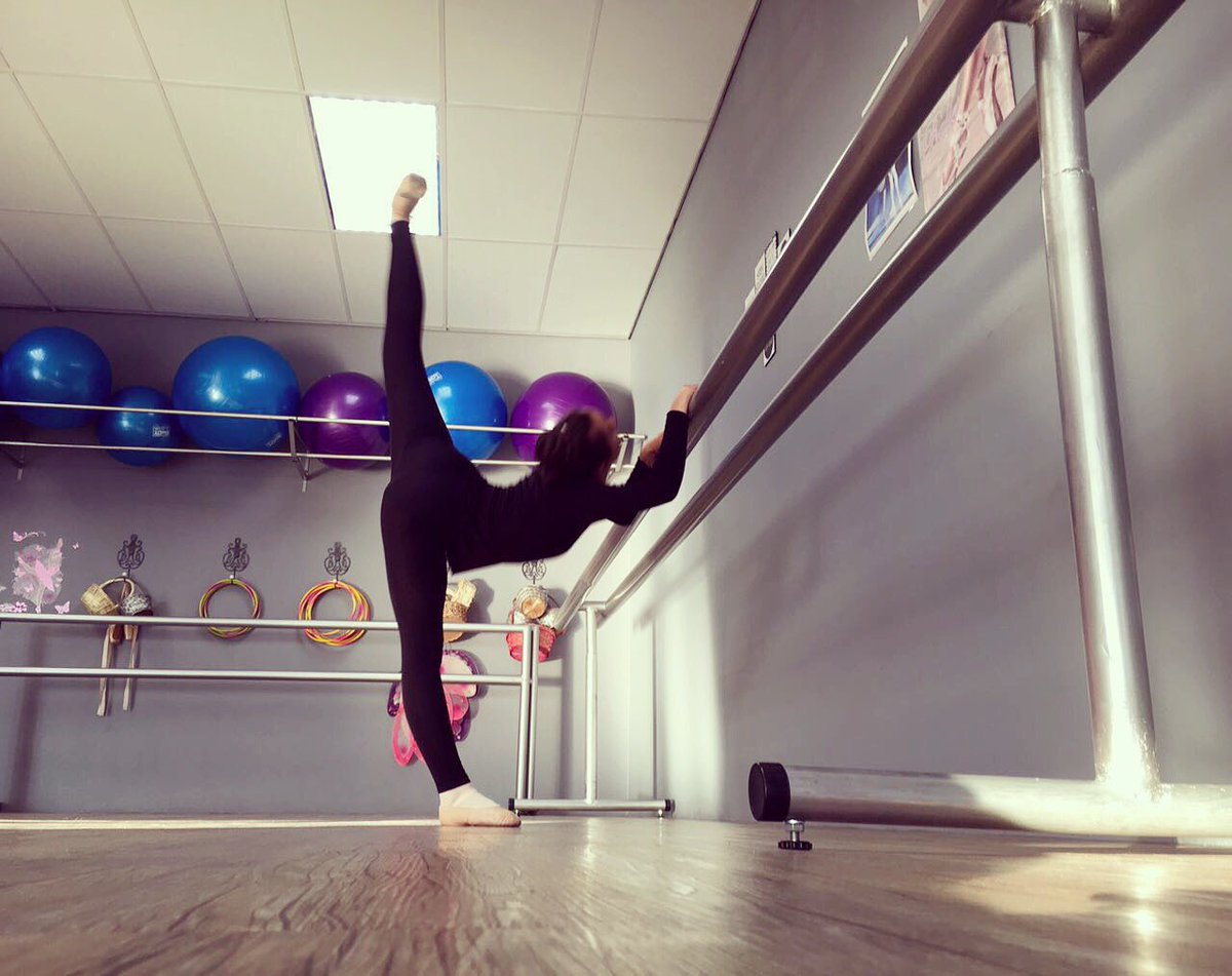 FirstPointeJhb's tweet image. 😍🤗👌🙌 #airsplits #splitkick #justdoit #dancersbody #atthebarre #crazyflexible #passion #splitgoals #dancegoals #dance