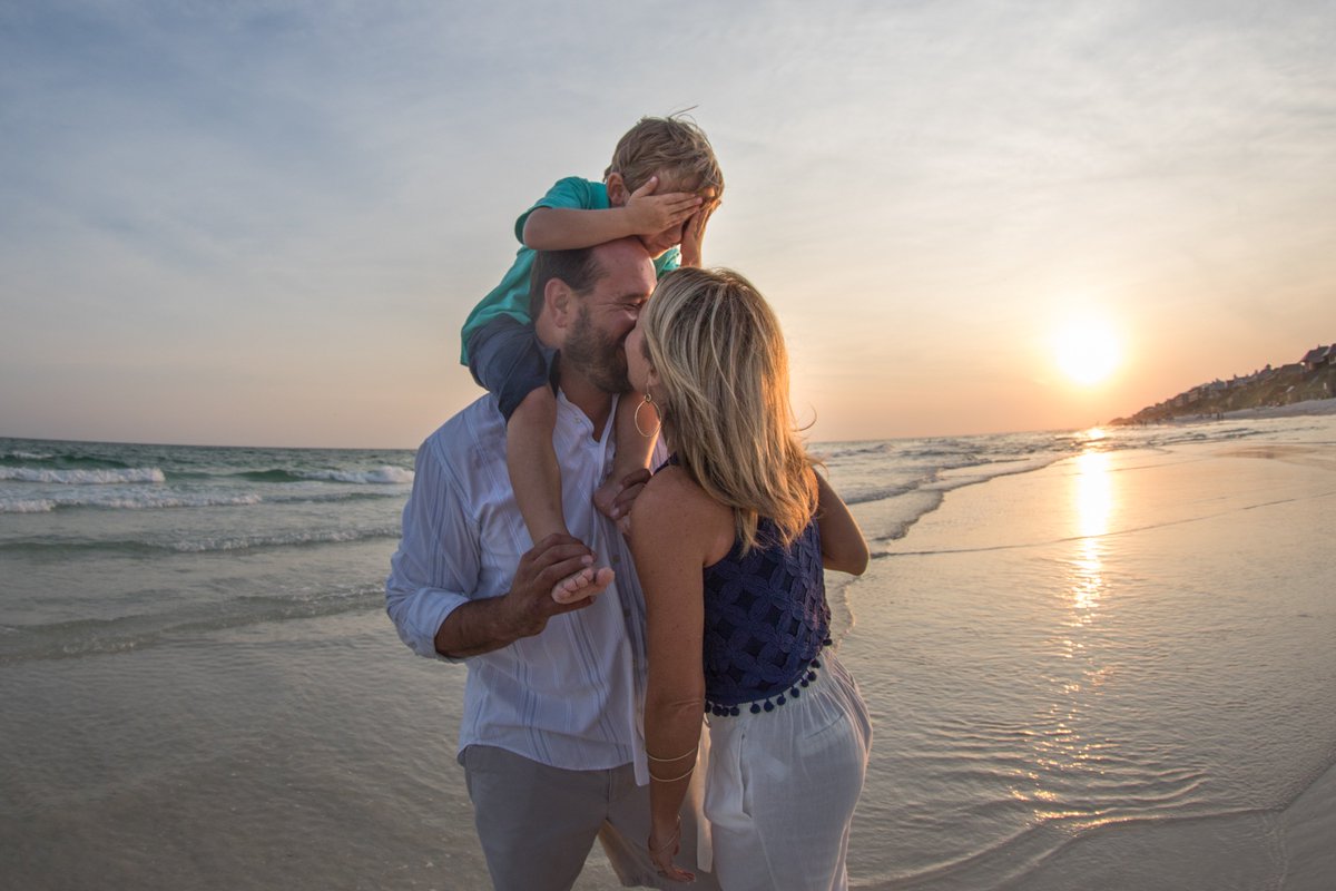 30AVibe's tweet photo. Cute mini family session at #30a's beautiful @Rosemary_Beach. Check out https://t.co/e1jHs40Qr3 for booking info https://t.co/e7hdmdJTdP