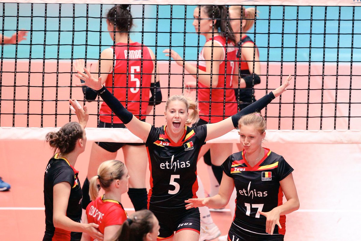 McDavidEU's tweet photo. Confidence w/ McDavid on the court! Congrats @HeyrmanLaura &amp; #YellowTigers #MontreuxMasters2016 📷: FIVB https://t.co/evOLVtXorE
