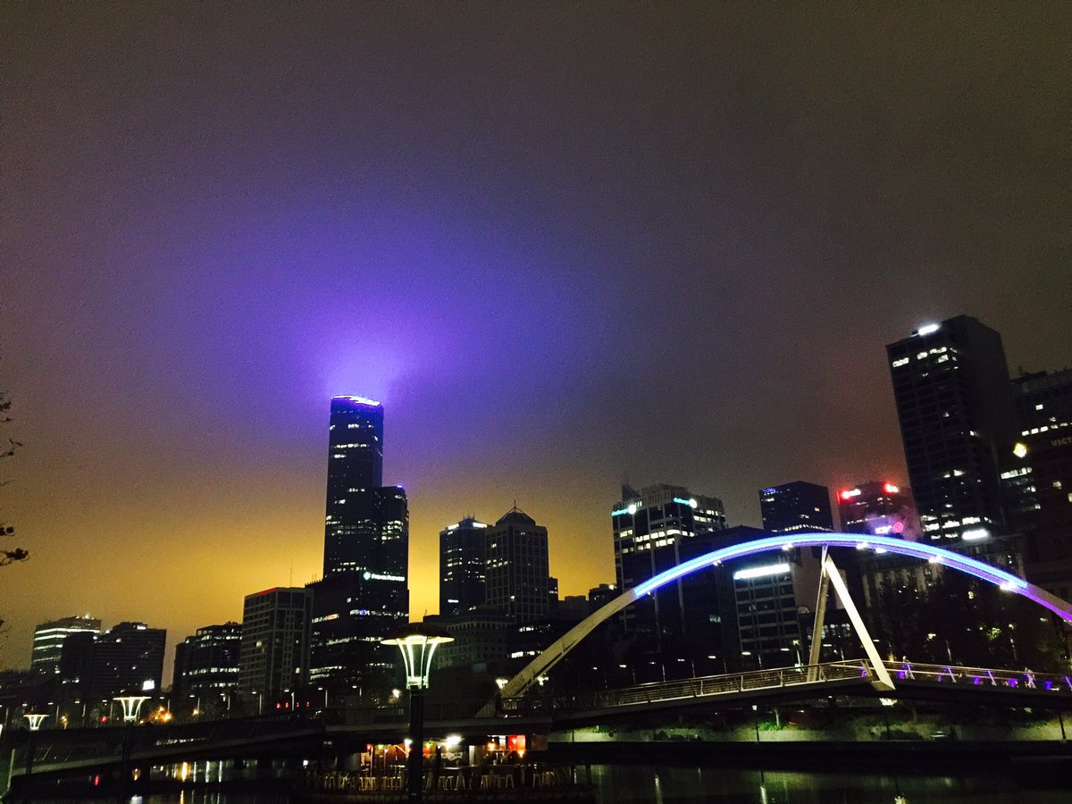 natbane's tweet image. looks like Gotham this morning #Melbourne #melbweather #fog