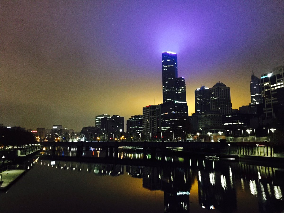 natbane's tweet image. looks like Gotham this morning #Melbourne #melbweather #fog
