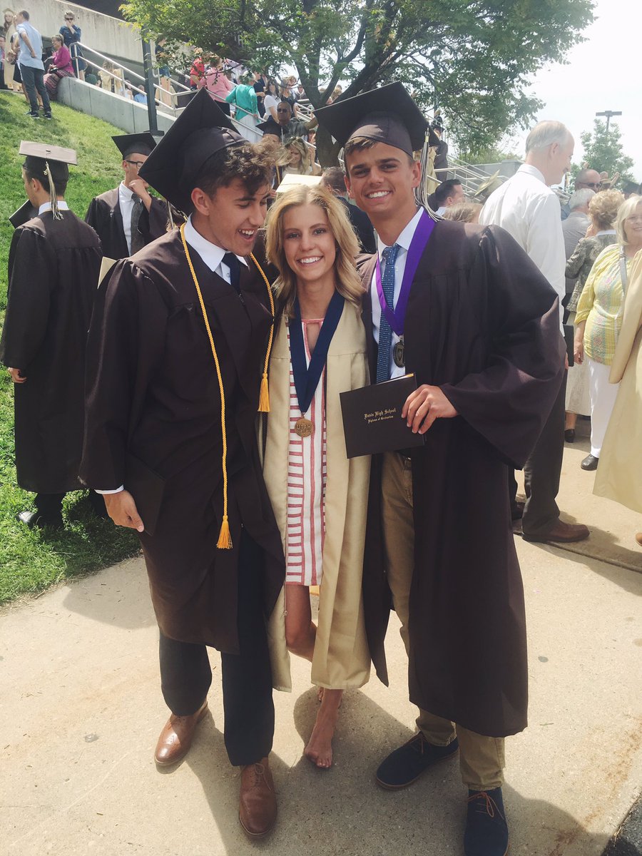 ErinKunzler's tweet photo. GRADUATED WITH MY BEST PALS🎓💛 https://t.co/AIe2TrPoRD