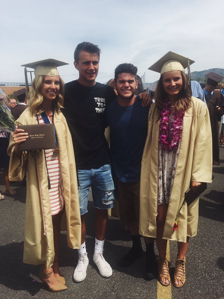 ErinKunzler's tweet photo. GRADUATED WITH MY BEST PALS🎓💛 https://t.co/AIe2TrPoRD