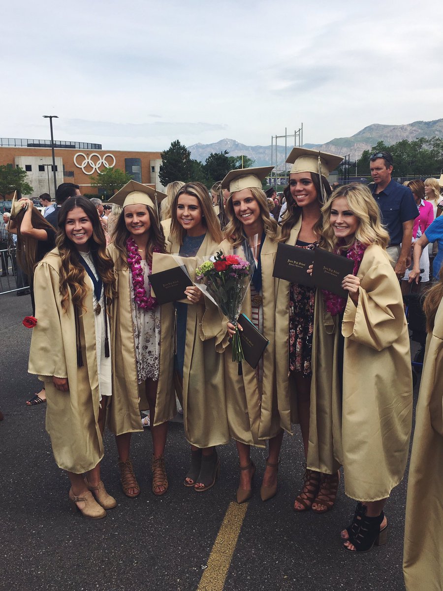 ErinKunzler's tweet photo. GRADUATED WITH MY BEST PALS🎓💛 https://t.co/AIe2TrPoRD