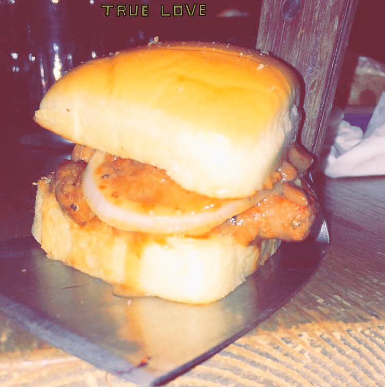 ikadiij's tweet photo. @trianglekw for dinner &amp; high recommend 😫💕💕💕 https://t.co/hpnpnJqoh1