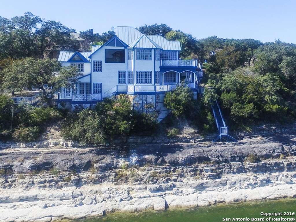 9 waterfront homes for sale at the completely full medina lake