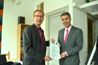 In het 1eStudentenhuis in NL met #zonnepanelen is vandaag een mooie samenwerking bekrachtigd energie-u.nl/2016/06/02/ssh…