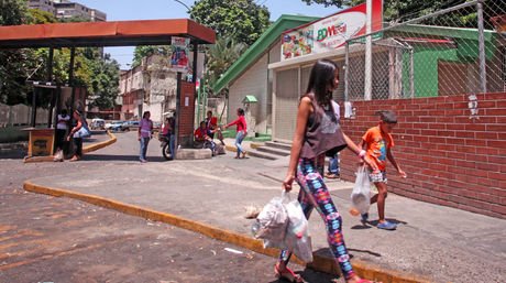 ElNacionalWeb's tweet photo. La discriminación política opera en los CLAP al repartir alimentos  https://t.co/DZECPNBymL https://t.co/BPjRLJumKn