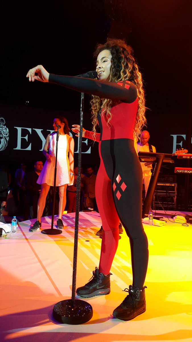 pila3d's tweet photo. . @EllaEyre na scenie na #20latOnet. Jak widać na zdjęciu, mam dobrą miejscówkę, mogę ją złapać za... kolano ;) https://t.co/Mf8xZqqSK3