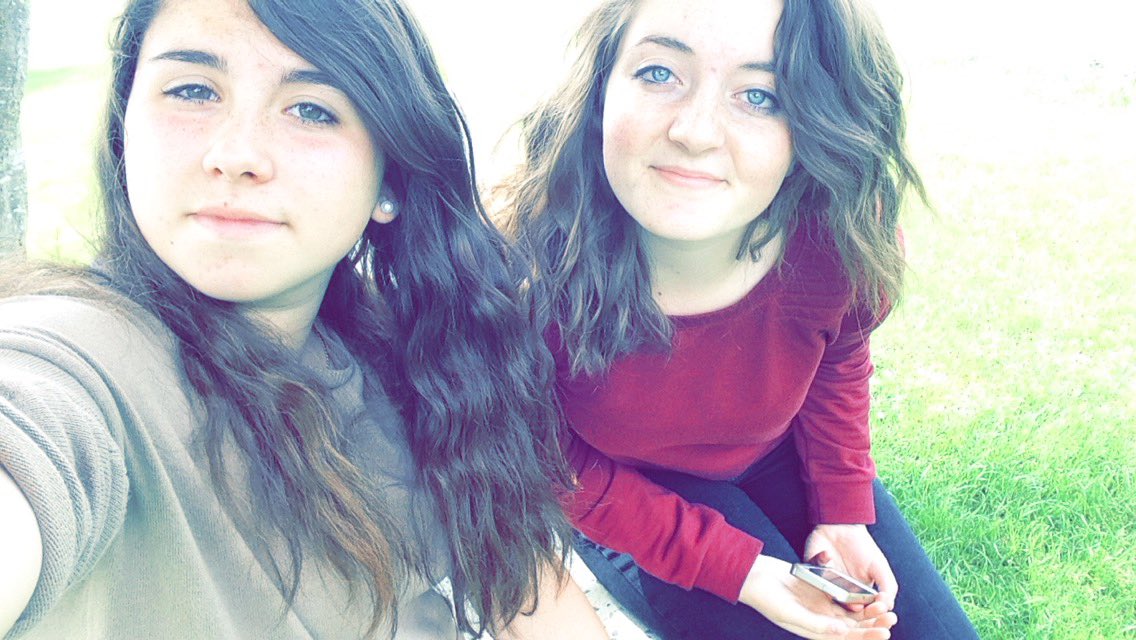 salome_beau's tweet photo. 12 ans et toujours ensemble sale gosse ! ❣👭🔐 @lucie_prunier https://t.co/wraUpHeOjs