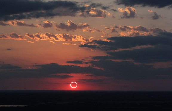 Maye0_Musk11's tweet photo. No os confundáis, lo extraordinario no es un eclipse: lo extraordinario es que mañana amanecerá de nuevo. Buonanotte https://t.co/9IfzIw486M
