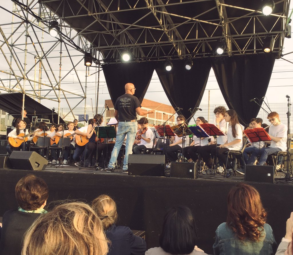 tfd_acqua's tweet photo. Ancora clic📷da #BariinJazz kids👫 Ieri al Parco Perotti #Bari dirigente G.Capozza e docente P.Pistone #cittàdeilibri📚 https://t.co/a5VuNL13GP