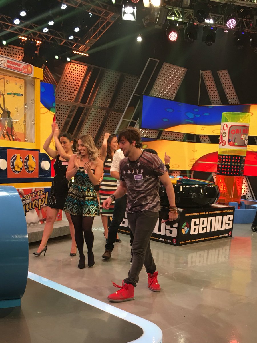 t3ddyyyyy's tweet image. youtuber fratura a perna durante gravação de programa e vira notícia