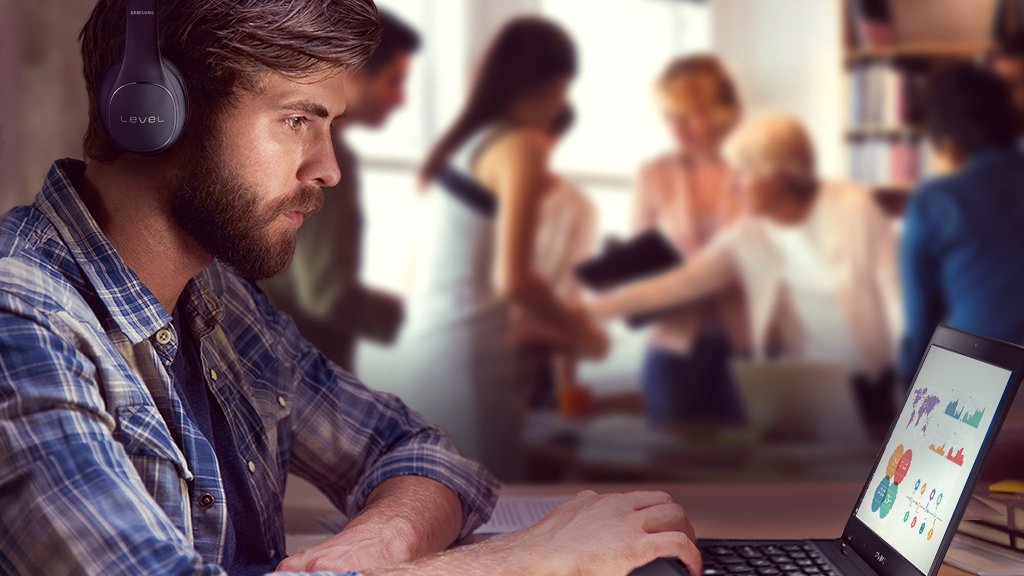 SamsungBrasil's tweet image. Foco com muito som na playlist do trabalho. #LevelOn #NotebookStyle spr.ly/6013BSjCU