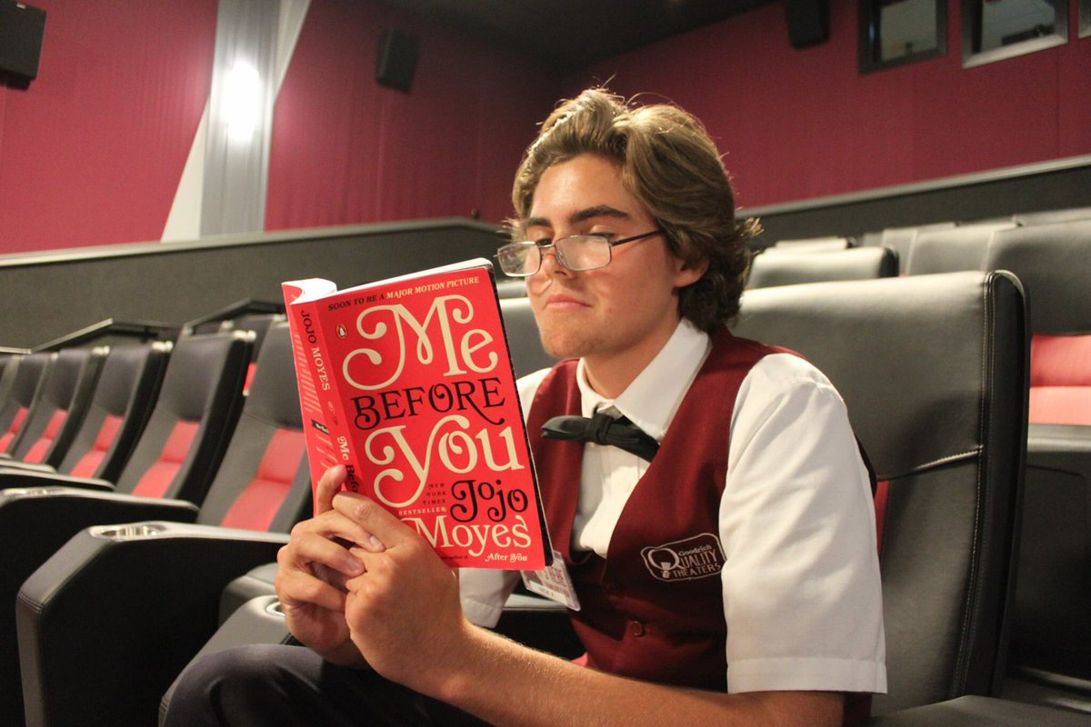 GoodrichKendall's tweet photo. Waiting for the premiere of @mebeforeyou like... 🤓 https://t.co/xvto65pMob