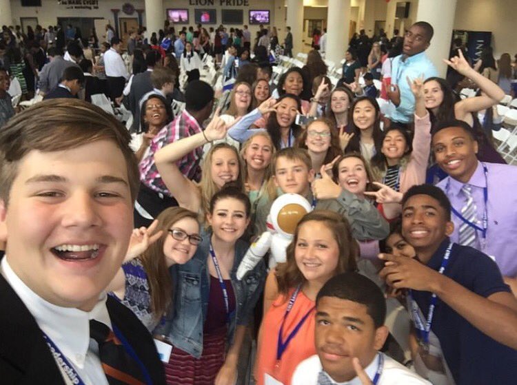 catoutofthemags's tweet photo. #GSLT2016 was lit (ft. my twin Caroline) https://t.co/EezURwGYfi