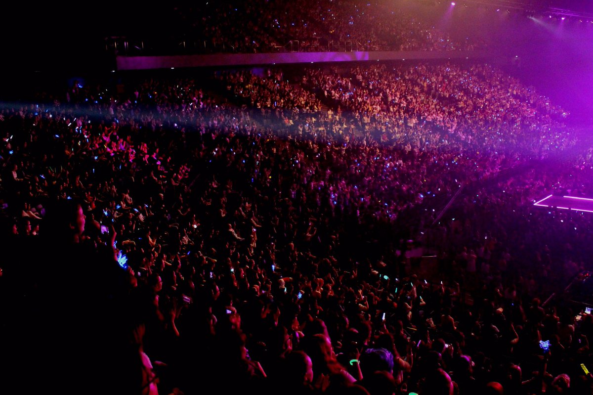 MnetMAMA's tweet photo. [#KCONFrance] Look how your voices made the artists dance and sing their best. It surely was such a scene! #KCON https://t.co/GAyBnhWdnh