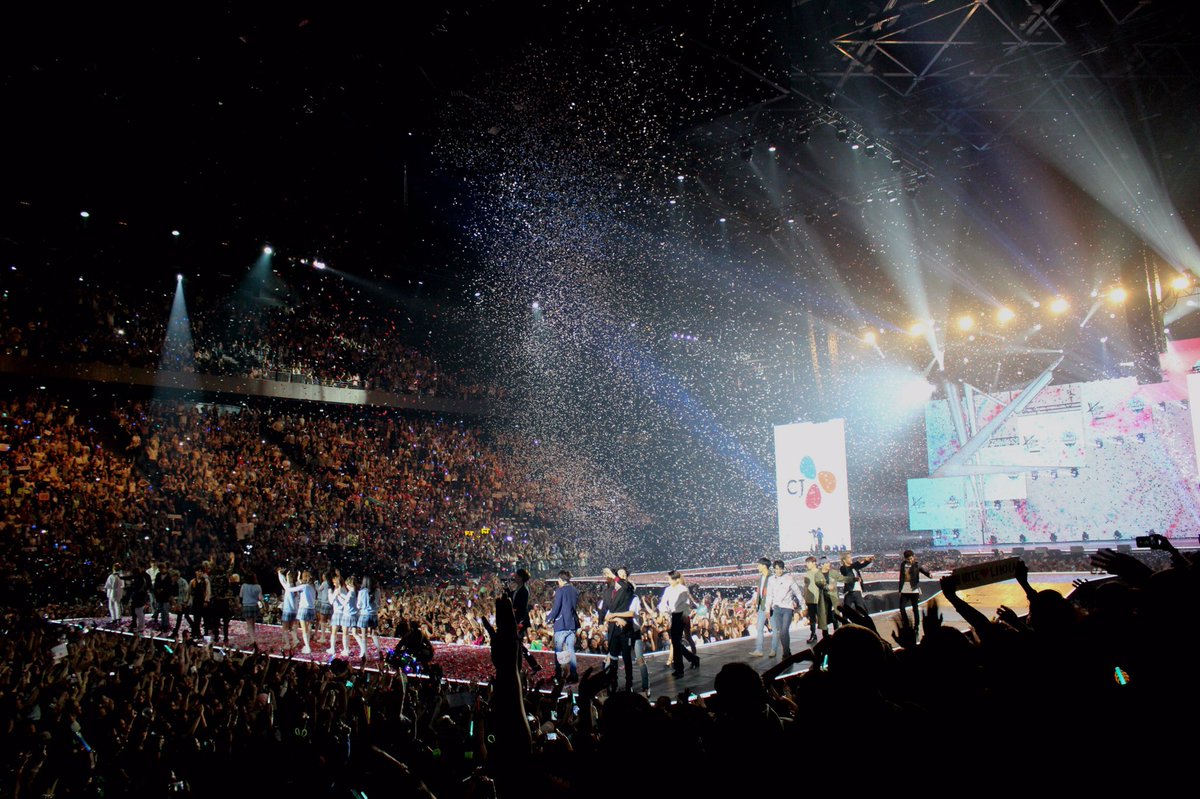 MnetMAMA's tweet photo. [#KCONFrance] We will never forget how you all have welcomed us. Merci beaucoup! (The show will be on-air on Mnet) https://t.co/D8zmOuEHtH