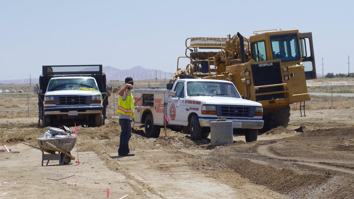 pastorcarlosn's tweet image. Nivelando el piso del #SouthCampus #modulars #lbc