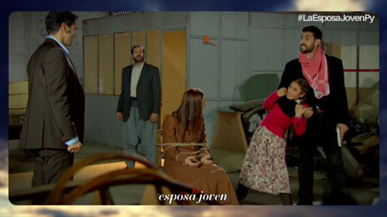 LaEsposaJovenPy's tweet photo. ยก#Bao descubriรณ a #Devram y lo obligรณ a llevar a #Zehra para que la maestra #Melek hable! ๐ญ๐ ยฟDelatarรก a #Hasan? ๐ฑ https://t.co/5umH5DOAWr