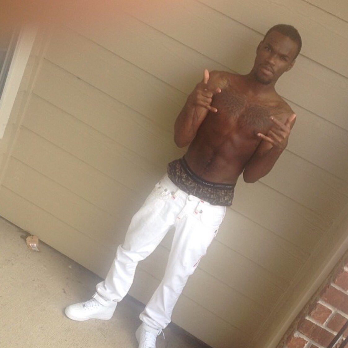 kingdeeworld16's tweet photo. Happy birthday to my big bro freddo!!!💪🏾💪🏾👏🏾💯💯👌🏾👌🏾🙏🏾✈️✈️✈️✈️🎁🎁🎁🎊 they need to free my nigga !! #freefreddo https://t.co/8fz5miol7i