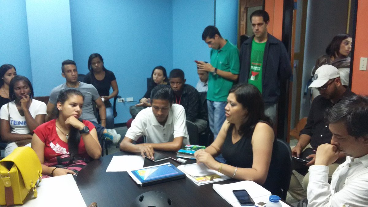 ANOTATE_VEN's tweet photo. Consolidando la organización del movimiento y preparando encuentro #viviendoJoven este viernes #ConMaduroATodaMarcha https://t.co/gvEtlu26ru