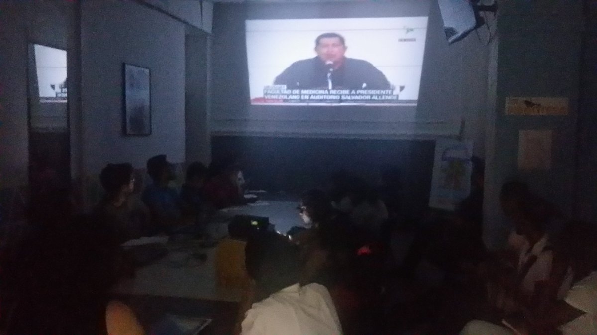 ANOTATE_VEN's tweet photo. Consolidando la organización del movimiento y preparando encuentro #viviendoJoven este viernes #ConMaduroATodaMarcha https://t.co/gvEtlu26ru