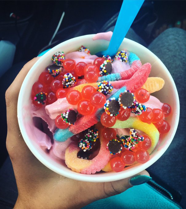 ??? gotta have my frozen yogurt with sour gummy worms and goodies!! ❤️????✨ https://t.co/i9cTqlf05V