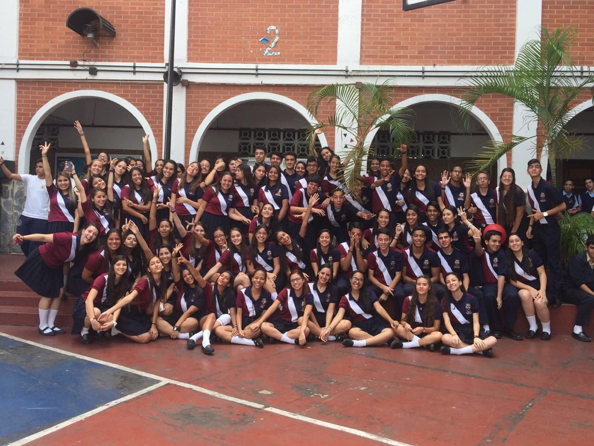 promo55nsc's tweet photo. La promo cuando culminó la coronación de la virgen ❤️ https://t.co/myi8Vpte97