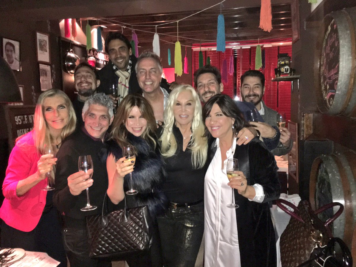marley_ok's tweet photo. Este año decidí no festejar pero La Negra me armo una cena en La Cabrera con Su y amigos! @LaCabrera_bsas @Flor_de_P https://t.co/JHyCEHlsHg
