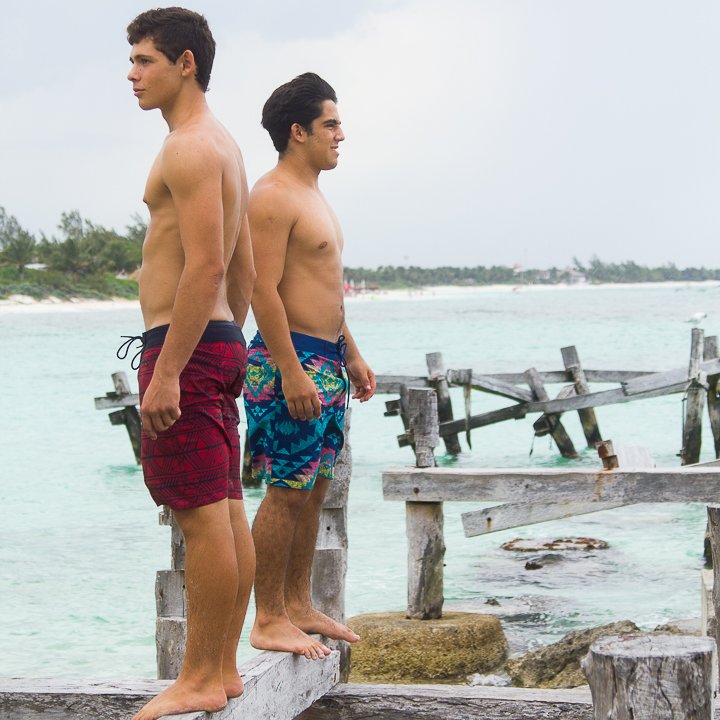 AEO_MX's tweet photo. Sebastian y Eduardo saben que en la playa hay que llevar el mejor #LookAEO. ¡Los trajes de baño son la mejor opción! https://t.co/bQhcDb8TUs