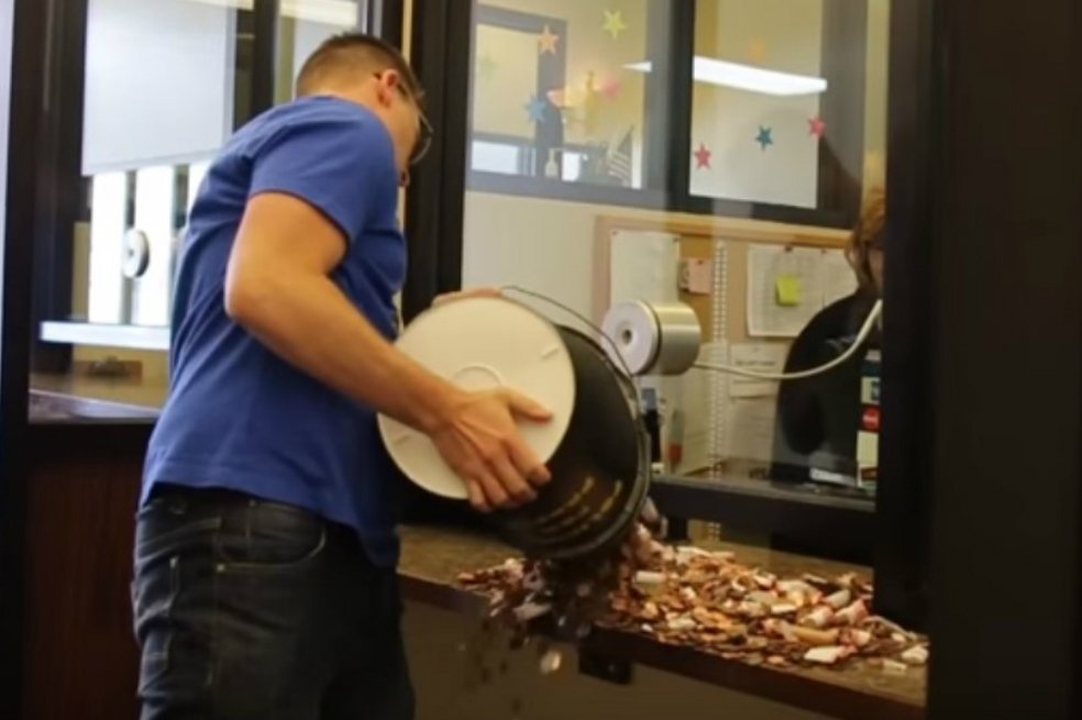 elespectador's tweet image. Hombre paga con monedas multa de tránsito por parecerle injusta. bit.ly/22wzQno