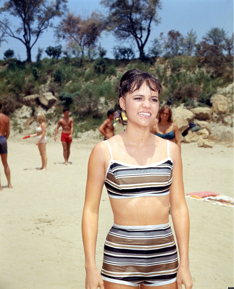 Med henne liten kropp och Mörk brun hårtyp utan behå (kupstorlek ) på stranden i bikini
