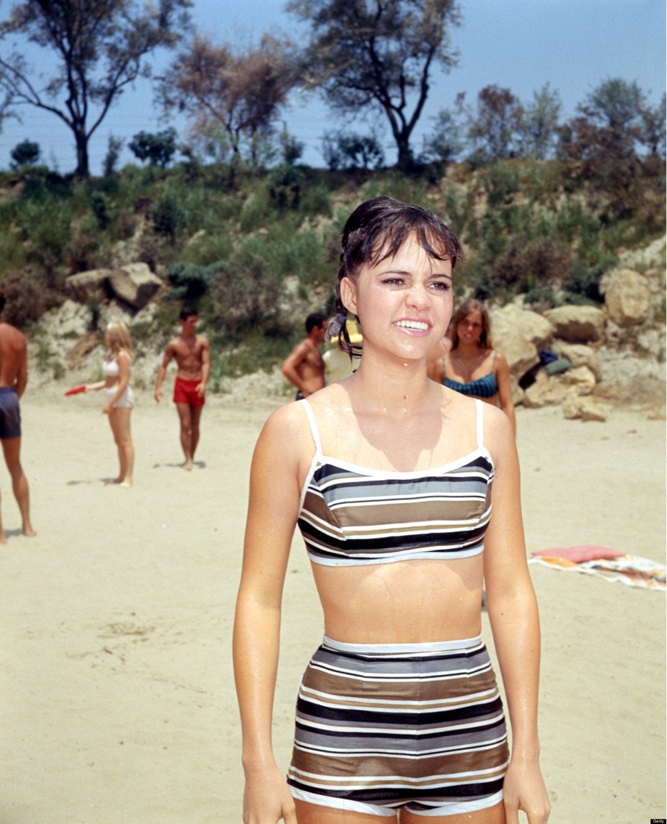 Con il suo minuta corpo e Marrone scuro tipo di capelli senza reggiseno (dimensione coppa ) sulla spiaggia in bikini
