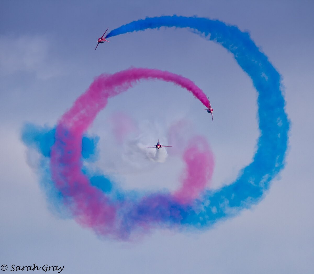 SarahSavageLinc's tweet photo. The Red Arrows ended the show @IWMDuxford with a splash of colour..... @RAFRed7 @RAFRed8 @RAFSynchro1 @RAFRed10 https://t.co/eXs2pXqZzk