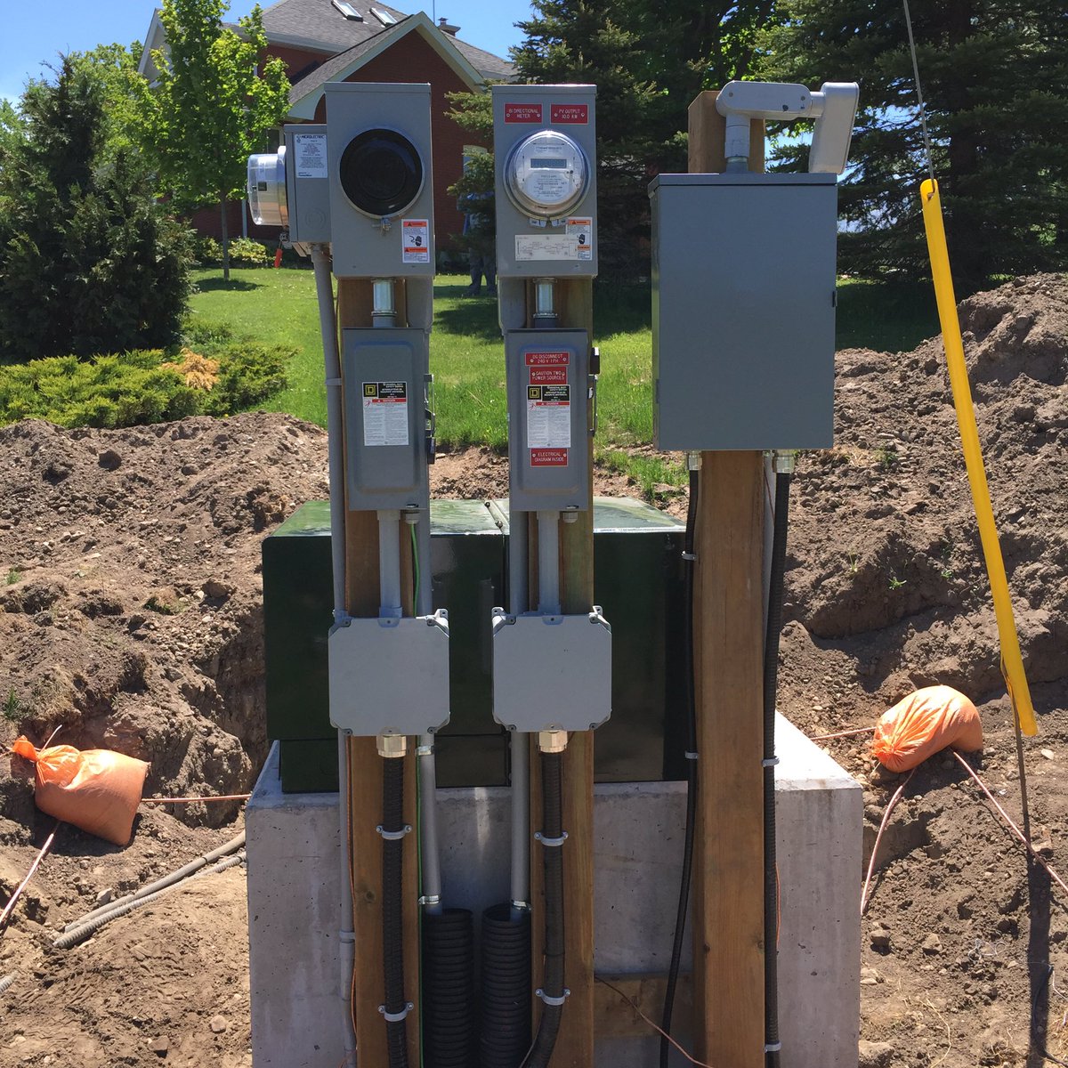 FinesNick16's tweet photo. Got lots done at work today #RosemontElectric #Solar #BidirectionalMeter #Disconnect #Transformer https://t.co/fF1pMLnDEI