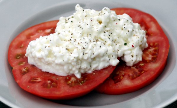 StateofSlim's tweet photo. The most underrated snack: tomatoes and cottage cheese. And it only gets better during the summertime! #eatclean https://t.co/F6sGcFbJZc