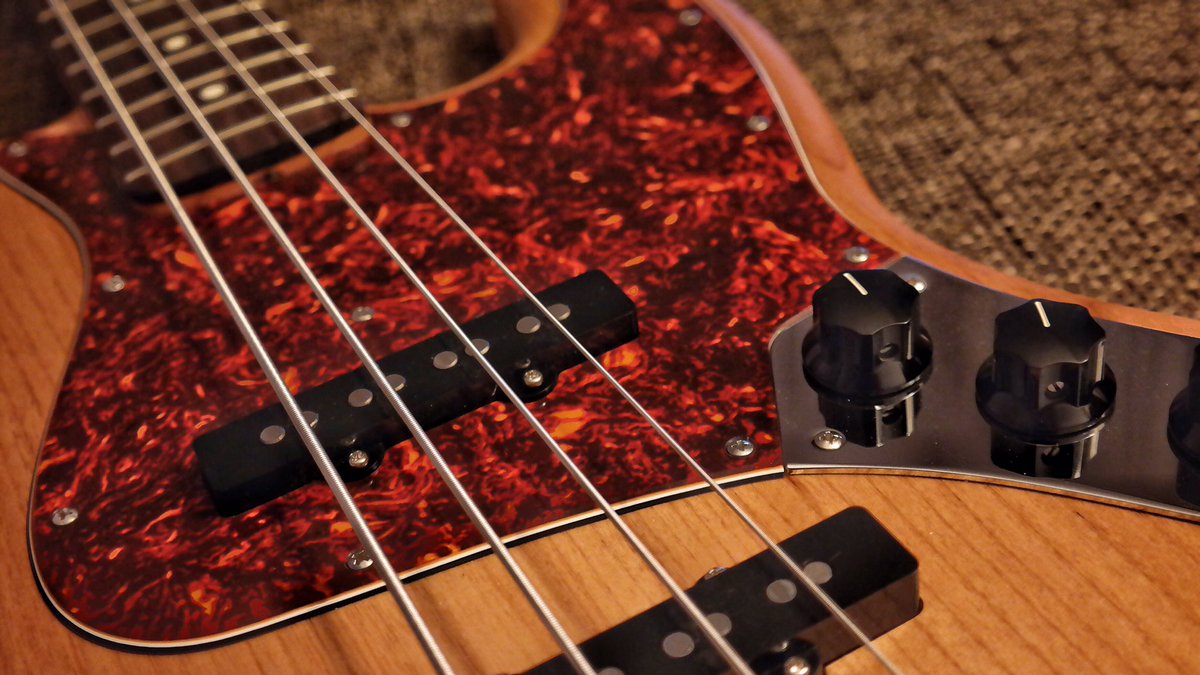 ReporterMarloes's tweet photo. Happy met mijn nieuwe bas #hobby #bass #basgitaar #music https://t.co/q1YxRqlJXp