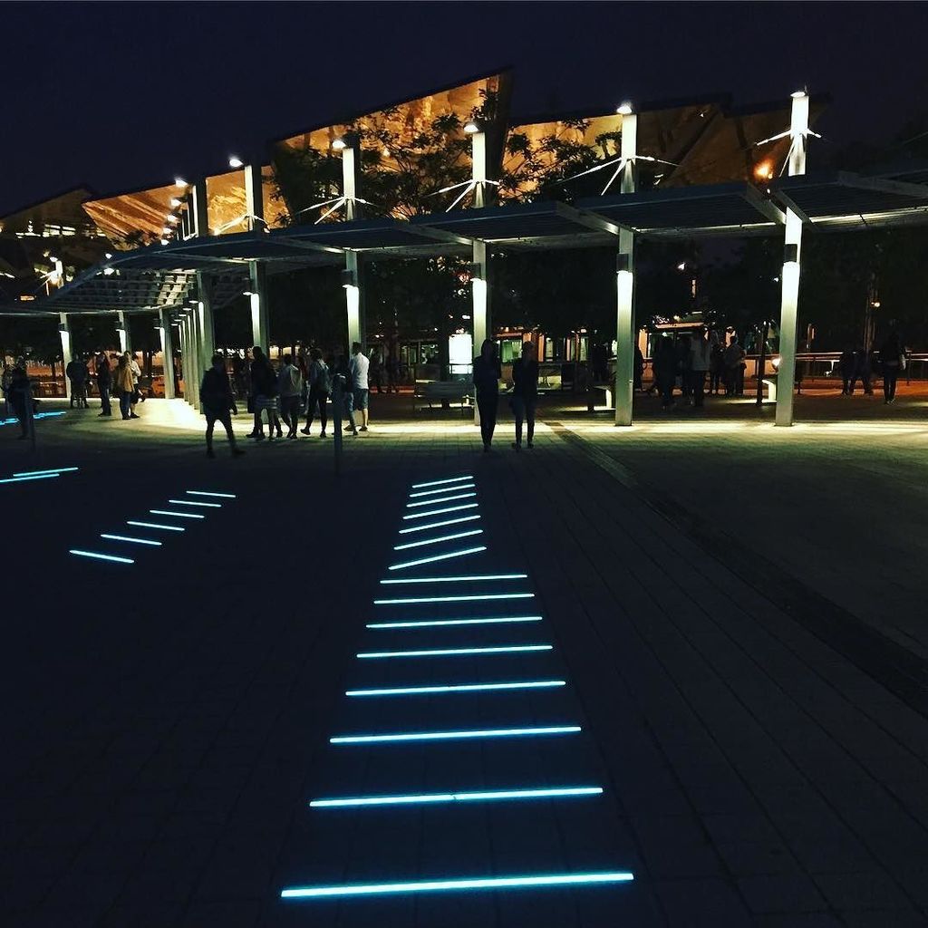 abalamatsi's tweet photo. Lights and lines #offf15 #nightshot #BCN #iwteam https://t.co/Q8kYREa6Di https://t.co/pcyOUE4MGC